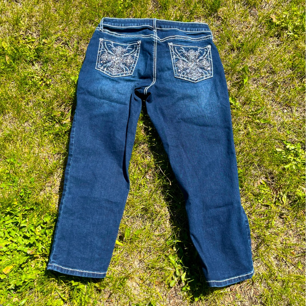 Apt. 9 Blue Capri Jeans with Ornate Stitching